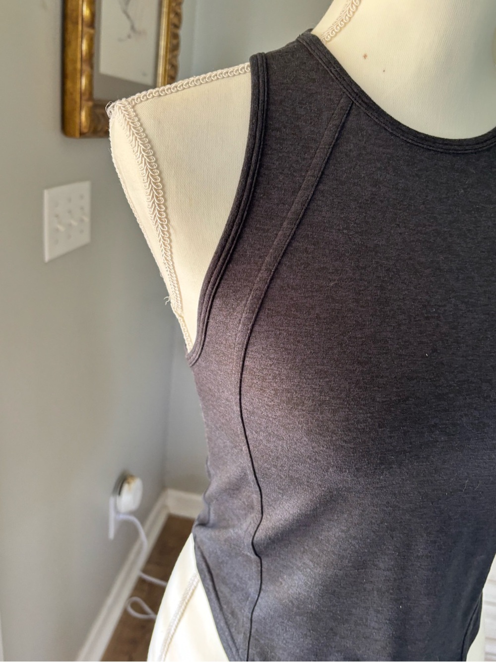 Lululemon Soft Sueded crew neck cropped tank top black size 4 EUC - Picture 3 of 9